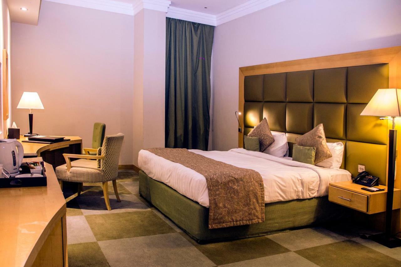 Halo Hotel Дубай Екстериор снимка